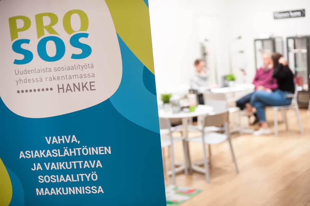 PROSOS-hankkeen esite: vahva, asiakaslähtöinen ja vaikuttava sosiaalityö maakunnissa.