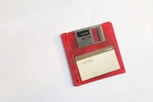 Punainen disketti.