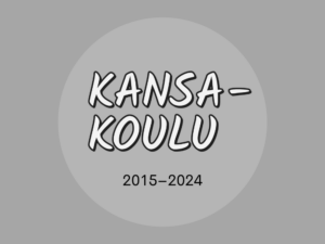 Harmaasävyinen kuva, jossa teksti Kansa-koulu 2015–2024.