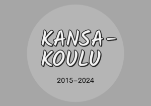 Harmaasävyinen kuva, jossa teksti Kansa-koulu 2015–2024.